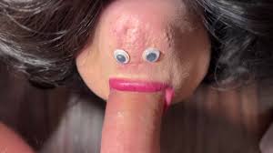 Petite bouche parlante prenant grosse bite