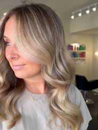 Luxury bob- Meredith Blake edition 💛 When I have a blonde client that  naturally lifts perfect, I always reach for @wellahairusa Shinefinity to  take it next level! They never over tone, always