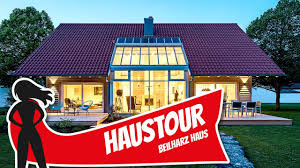Für interessenten, die ein altes haus kaufen und sanieren möchten, stehen zuerst einmal dieselben faktoren bei der immobiliensuche im vordergrund, wie bei bauherren von neuen gebäuden. Haustour Holz Fertighaus Mit Wintergarten Und Offener Galerie Von Beilharz Haus Hausbau Helden Youtube