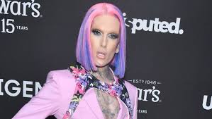 Jeffree star cosmetics brasil é a loja virtual oficial dos produtos de maquiagem, como batom em bala, batom líquido, iluminador, sombra e muito mais da jeffree star cosmetics. Jeffree Star S Hair Makeover Debuts Pink Buzzcut Hollywood Life