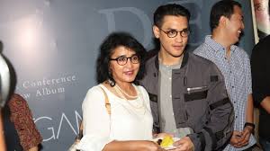 Download songs rossa afgan you can download mp3s for free on the website. Respons Ibunda Soal Kedekatan Afgan Dengan Rossa Kumparan Com