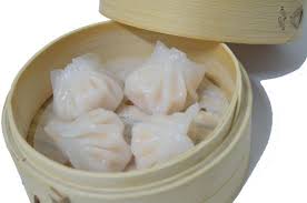 Ravioli di farina di riso ripieni di gamberi e spinaci, con una forma un po' originale, cotti al vapore aromatizzato con tè al bergamotto, su foglie di spinaci e accompagnati dalla salsa di soia. Ravioli Di Gamberi Al Vapore Picture Of Hari Ristorante Giapponese Rome Tripadvisor