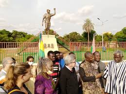 A la direction permanente et au secrétariat national nous sommes 22. Burkina Faso L Hommage De Jean Luc Melenchon Au President Sankara A Son Memorial A Lui Dedie