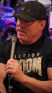 While in St. Louis, Bobby & Eddie stop by and visit MLB Legend, Jim  Edmonds. Jim takes the guys through some incredible stories & memorabilia  from throughout the years.