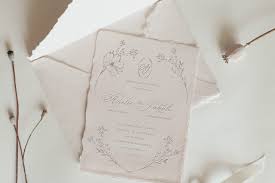 Unsere freunde würden uns auslachen, wenn wir herr und frau auf die umschläge schreiben würden! Amelie Jakob Hochzeitspapeterie Set Kalligraphie Design