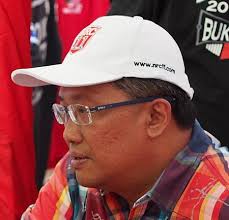 Jika benar beliau sudah berkahwin, kami ingin ucapkan tahniah kepada vie dan harapnya beliau sudi memberikan kenyataan agar berita ini tidak menimbulkan fitnah ataupun spekulasi. Norazlina Awang Had