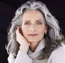 Pin Di Nicoletta Cesari Su Capelli Grigi Gray Hair Capelli Bianchi Lunghi Acconciature Grigie Capelli Grigi E Bianchi