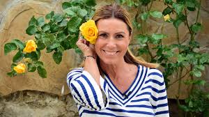 Miklósa was hungarian junior champion in the high jump. Miklosa Erika Imadom Az Andrassy Utat Fidelio Hu