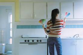 كيفية رش الطلاء خزائن المطبخ