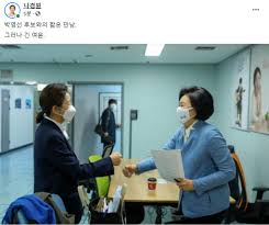 더불어민주당 박영선 서울시장 후보가 서울시장 1호 결재로 서울시민 1인당 10만 원씩의 4·7 서울시장 보궐선거에 출마한 국민의힘 오세훈, 국민의당 안철수 후보 간 단일화 협상이 꼬이면서. ì„œìš¸ì‹ ë¬¸ í¬í†  ë‚˜ê²½ì›ê³¼ ë°•ì˜ì„  ë°©ì†¡ì¶œì—°í•˜ë©° ë§Œë‚˜ ì¸ì‚¬