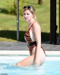 Judge amy coney barrett at her nomination hearing for the seventh circuit court of appeals before the senate judiciary committee in september 2017. Love Island S Amy Hart Displays Her Incredible Figure In Animal Print Swimsuit Aktuelle Boulevard Nachrichten Und Fotogalerien Zu Stars Sternchen