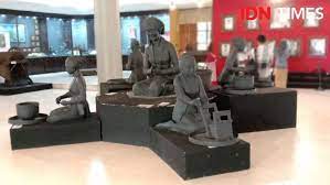 Museum ini memperkenalkan sejarah kretek hingga proses produksi rokok kretek, mulai dari pembuatan secara manual sampai menggunakan teknologi modern. Satu Satunya Di Indonesia Belajar Sejarah Rokok Di Museum Kretek Kudus