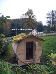 Fass Sauna Mit Grundach Dachbegrunung Fasssauna Sauna Dachbegrunung