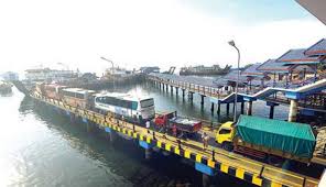 Kapal ferry gilimanuk ketapang perlu waktu kurang lebih 45 menit perjalanan untuk melewati selat bali. Jelang Hari Raya Nyepi Penumpang Di Pelabuhan Gilimanuk Ketapang Naik Tajam Duta Co Berita Harian Terkini