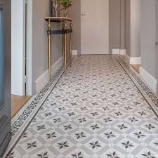 ホールをデコスペースにするための10のアイデア Hall Tiles Tiled Hallway Hall Flooring