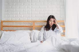 Plantar fasciitis menjadi salah satu penyebab umum telapak kaki sakit saat bangun tidur.penderita plantar fasciitis akan merasakan nyeri ketika melangkahkan kaki pertama kali di pagi hari, setelah beranjak dari tempat tidur. Sakit Kepala Saat Bangun Tidur Pagi Bisa Terjadi Karena Hal Ini