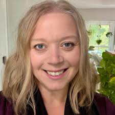 Looking for a computer person, I am old and decrepit. Need someone to  trouble shoot a computer that is not connected to the email which makes no  sense since we have Wi-Fi