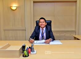 Semalam, menteri kewangan kedua datuk seri ahmad husni hanadzlah berkata, pelaksanaan gst yang bermula pertengahan 2011 nanti dijangka hanya sekitar empat peratus berbanding kadar cukai jualan dan perkhidmatan (sst) di antara lima hingga 10 peratus selama ini. Hari Pertama Yb Timbalan Menteri Kewangan Ii 11 Mac 2020 Yb Timbalan Menteri Kewangan Ii Tuan Mohd Shahar Abdullah Telah Merakam Waktu Masuk Untuk Kali Pertama Sebagai Timbalan Menteri Kewangan Ii Di Kompleks Kementerian
