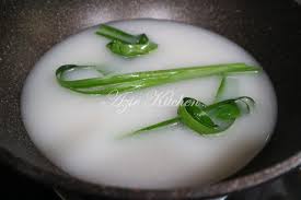 2 cawan tepung gandum, 1 cawan gula, sedikit garam, 2 kotak kecil santan, 3 cawan air, sedikit pewarna merah. Kuih Lapis Tepung Beras Yang Mudah