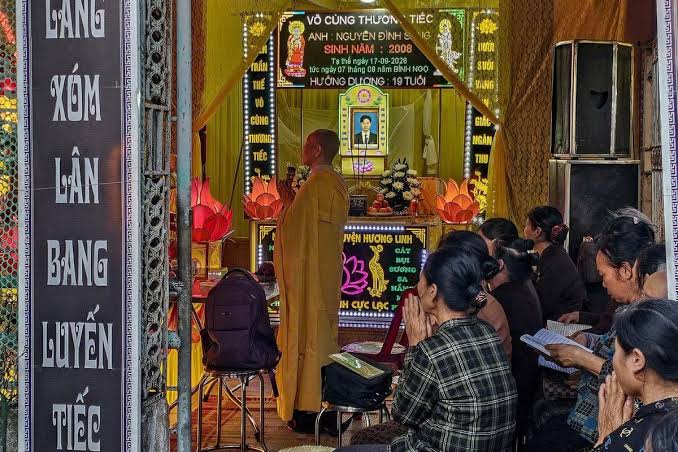 Lời hứa dang dở với mẹ của nam sinh bị nước cuốn xuống cống ở Hà Nội - Báo  VietnamNet