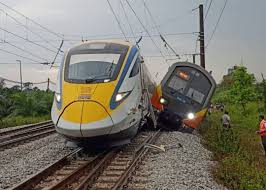 Komuter link is a stored value card (loaded with stored value) that is used to pay for journeys made on the ktm komuter. Ets Brushes Ktm Commuter Train At Kuang Station One Passenger Lightly Injured The Star