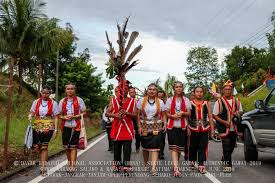 Wanita bidayuh menggayakan baju jipo pendek dan skirt bidang fabrik satin rona hitam berhias selempang merah perhiasan pinggang daripada syiling perak. Dee On Twitter Ini Pakaian Tradisional Bidayuh Selako Lelaki Dan Perempuan Gambar Ni Waktu Gawai Tahun 2019 Https T Co Kvf4vv5w0x