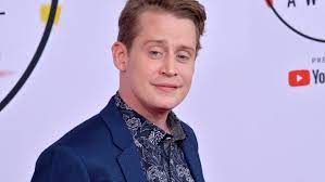 Bald freundet sich kevin bei der weihnachtsmesse mit seinem nachbarn an, der nicht der gefürchtete schwarze mann ist, sondern ein einsamer alter herr. Kevin Allein Zu Haus Star Macaulay Culkin Spielt Rolle In American Horror Story