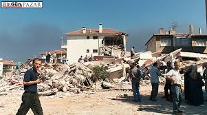 Belgesel film 17 ağustos 1999 gölcük depreminde enkazdan sağ çıkan çocuklarını kaybeden nilgün karamert ve emine. Sorumluluk Rantcilarin