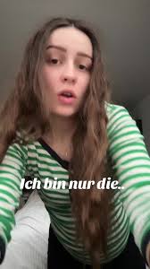 Junge Kitzelt Mädchen Bauch