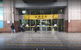 14日搭自強號 「117次2車」自板橋回台南 1旅客不適就醫確診 昨又有確診者搭台鐵近320公里從板橋前往台南，台鐵今急消毒列車、車站。 圖非當事列車。 Yew8cmfzjl0y8m