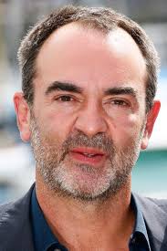 How to stay at your lover's side (who's married to another woman) all day long without anyone noticing. Le Canape Rouge 2007 Film Ou Regarder Le Streaming Online Synopsis