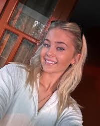 Lillian Pettit's Instagram, Twitter & Facebook