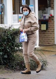 Utilizing the coating technique, add a few light brown highlights into the ends of their hair. Katie Price Unveils Short Brown Bob After Raffling Off Worn Hair Extensions Mirror Online