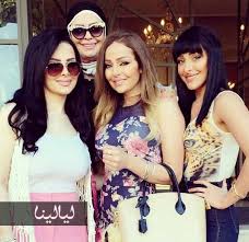 صور ديانا كرزون مع شقيقتيها التوأم والجمهور يشبههن بالأخوات كارداشيان موقع ليالينا Sunglasses Women Square Sunglasses Women Women
