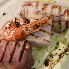 Si fa presto a dire grigliata di pesce.perché il risultato soddisfi le aspettative, però, è necessario partire con un po' di anticipo dal momento che il piatto, tra i più apprezzati dell'estate, richiede una spesa ad hoc. Grigliata Mista Di Pesce Gente Di Mare