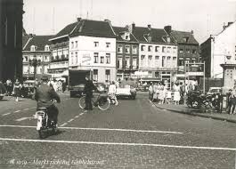 Maastricht maastricht winkels en detailhandel openingstijden, locatie, vervoer. 1959 Maastricht Markt Overzicht Richting De Gubbelstraat Voor De Reconstructie Links Het Stadhuis En Rechts Openbaar Ondergron Maastricht Nederland Cafe