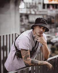 pin em acessorios e calcados masculinos