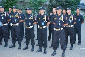 *dengan beret(biru tua), lencana bahu(2's), tali pinggang*. Satpam Disangka Polisi Malaysia Kompasiana Com