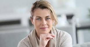 Η γυναίκα του καίσαρα δεν πάει στο «βικελίδης». Giati Oi Gynaikes Anw Twn 45 Einai Pio Omorfes Kai Pio Syneidhtopoihmenes Apo Pote