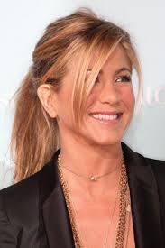 Jennifer aniston zeigte ihre neueste frisur auf instagram und machte ihren ersten öffentlichen auftritt mit dem dramatischen jennifer aniston haarschnitt. Die Frisuren Von Jennifer Aniston Die Frisuren Von Jennifer Aniston Cosmopolitan