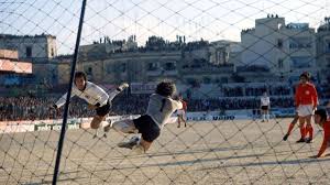 Gerade ausländische oder dunkelhäutige fußballspieler müssen in unserem land so einiges aushalten. Amazon Doku Schwarze Adler Mit Kostedde Hartwig Und Asamoah Fussball