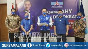 Pacitan kami juga optimistis menang, ada kader partai golkar yang maju sebagai calon wakil bupati, kata sarmuji di kader yang dimaksud sarmuji adalah ketua dpd partai golkar pacitan, gagarin. Partai Demokrat Duetkan Keponakan Sby Dengan Kader Partai Golkar Di Pilbup Pacitan Surya Malang