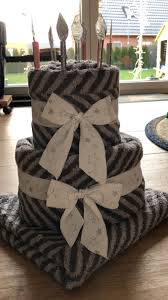 Wann wird die torte serviert? Handtuch Torte Mit Geld Kerzen Geschenkbox Basteln Geschenke Verpacken Geschenke Basteln
