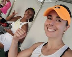 A win for the 👑 Venus Williams and her partner Leylah Fernandez pick up a  doubles win in R1!