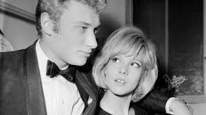 Le chanteur, grand amateur de femmes, rencontre ensuite l'actrice nathalie baye, avec qui il a une fille, laura. Johnny Hallyday Sylvie Vartan Laeticia Les Femmes De Sa Vie Cnews