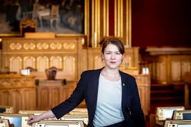 Une aina bastholm (1986 14 ocak doğumlu) bir norveçli politikacı yeşiller partisi. Une Bastholm Vil Ta Mdg I Regjering Og Kanskje M Une Bastholm Shotoe