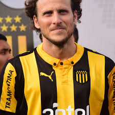 Con 38 años seguirá jugando: Diego Forlán ficha por el Kitchee de Hong Kong