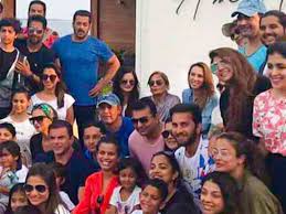Полное имя — абдул рашид салим салман кхан (abdul rashid salim salman khan). See Salman Khan S Epic Picture With Family And Friends From Maldives Holiday Hindi Movie News Times Of India