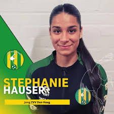 Meet @stephanie_xx12 speelster bij ZVV Den Haag. Stephanie heeft haar  contract in dienst van @zvvdenhaag getekend. De 17-jarige is al enkele  jaren actief op het veld en stroomt met ingang van het