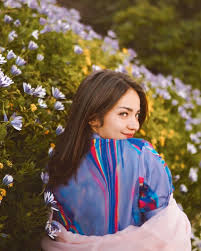 Meski terpaut usia 9 tahun, tak menjadi penghalang bagi dua wanita cantik ini untuk menjalin persahabatan. Enzy Storia Biodata Profil Fakta Agama Umur Pacar Karir